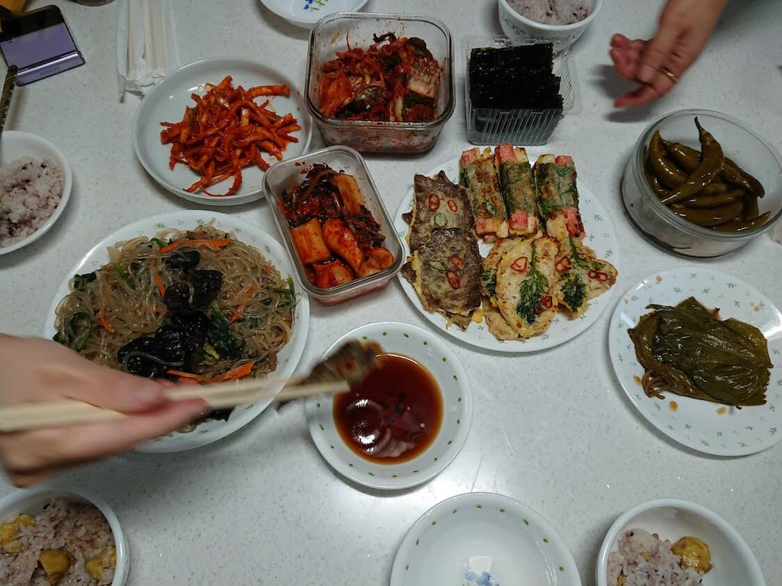 韓国お祝い料理チャプチェとチヂミ（ジョン）で朝ごはん。キムチなどのおかずも。韓国人の食卓