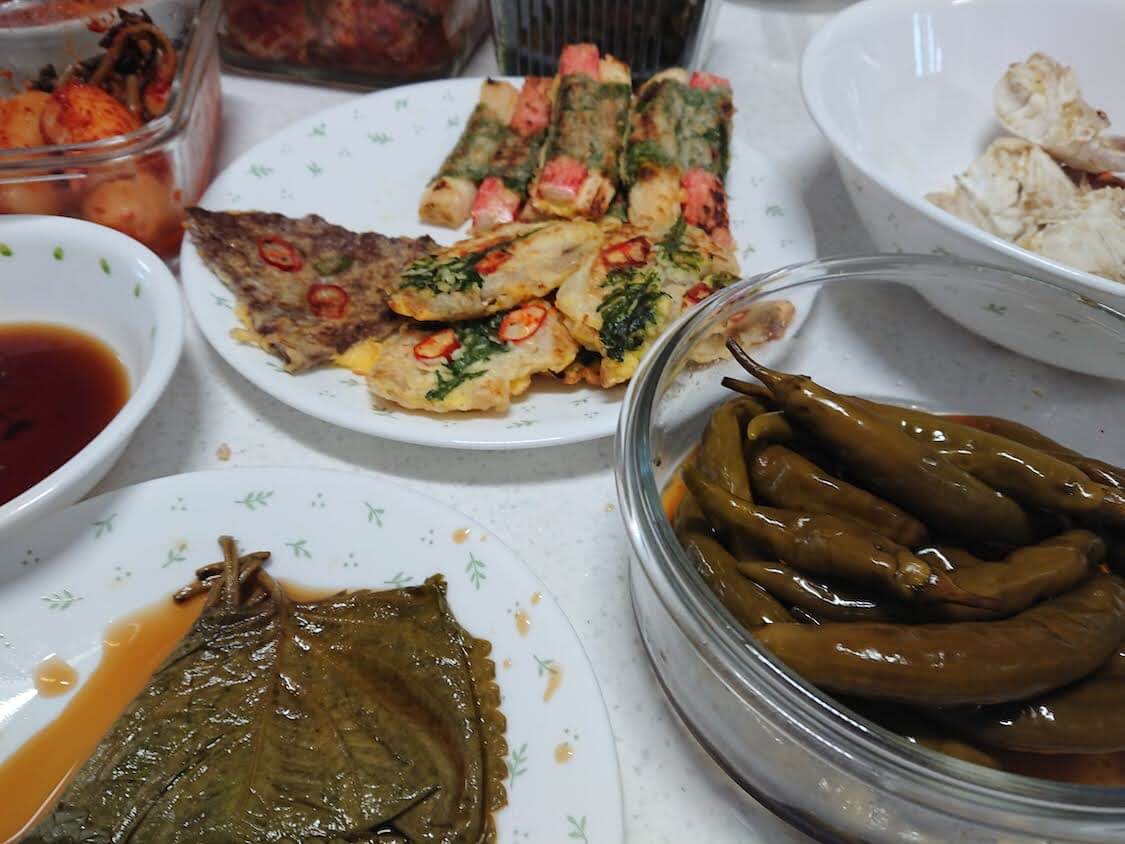 韓国お祝い料理チャプチェとチヂミ（ジョン）で朝ごはん。醤油漬けなどのおかずも