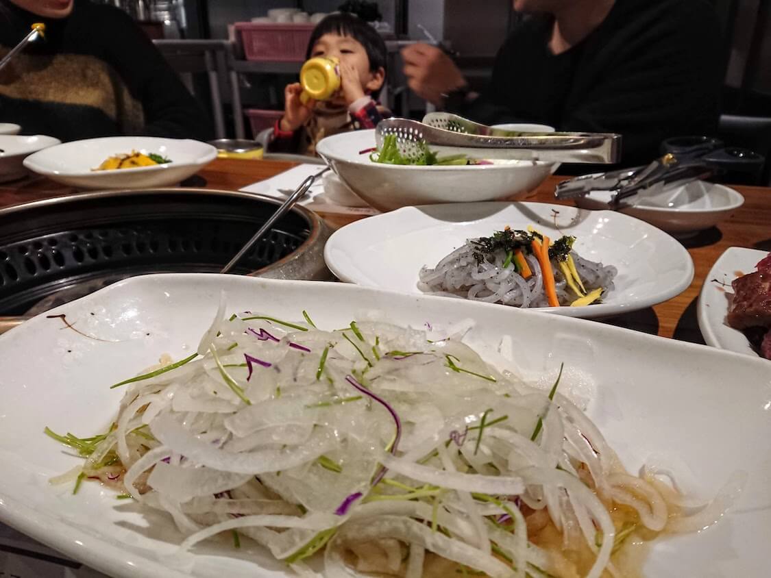 ソウルで韓国焼肉を堪能。ヤンニョム牛肉カルビが人気。付け合わせの野菜とサラダ