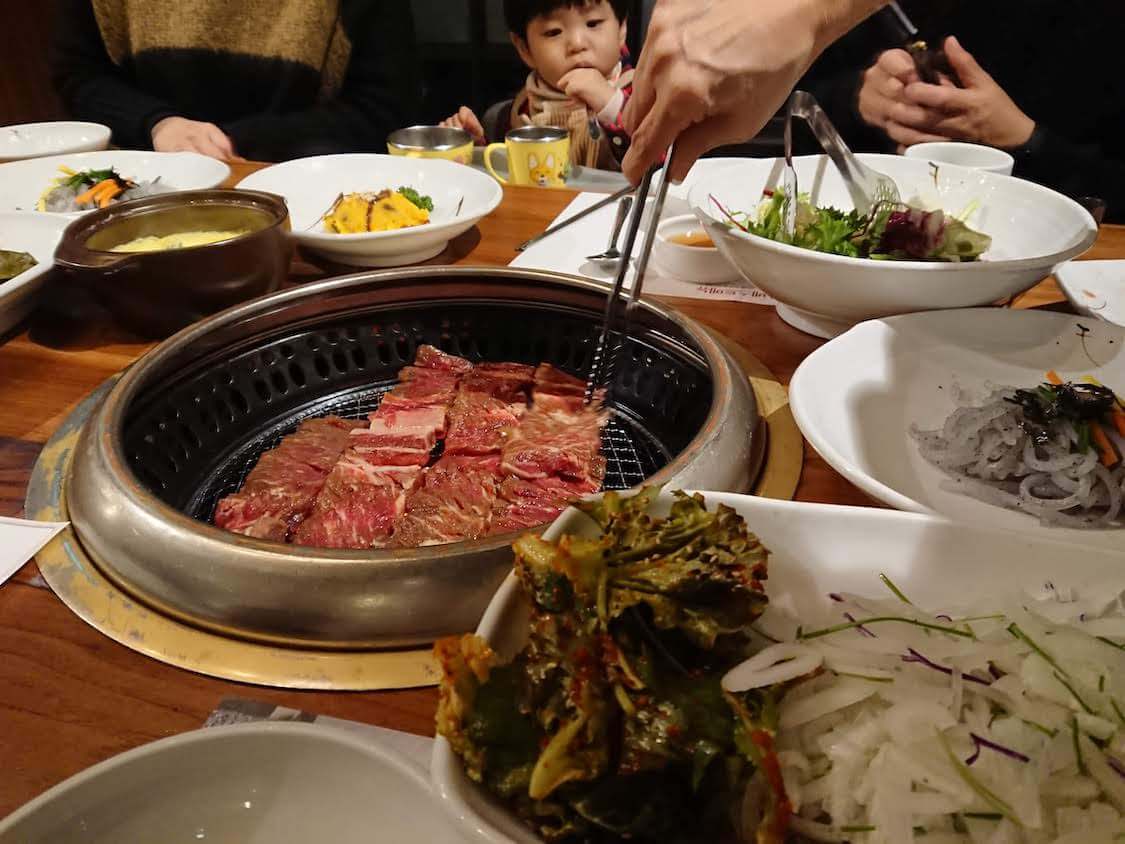 ソウルで韓国焼肉を堪能。ヤンニョム牛肉カルビが人気。付け合わせの野菜とサラダ