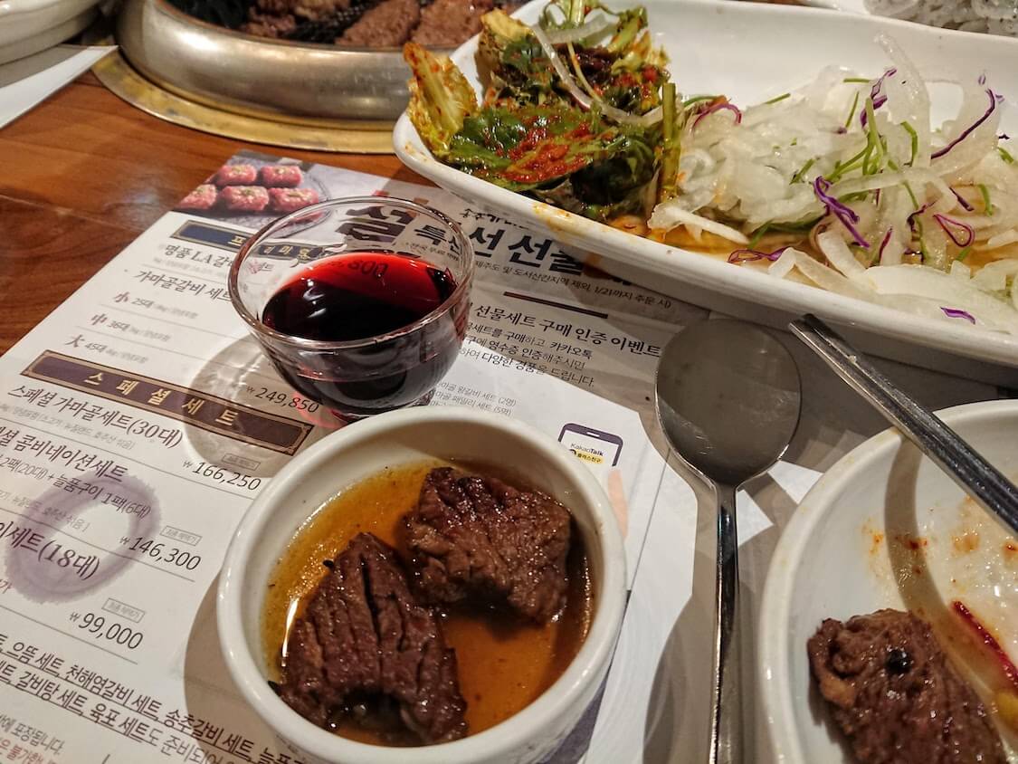 ソウルで韓国焼肉を堪能。ヤンニョム牛肉カルビが人気。タレと食べ方
