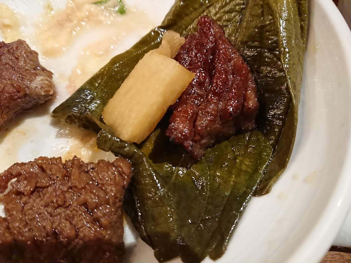 ソウルで韓国焼肉を堪能。ヤンニョム牛肉カルビが人気。野菜で巻いて食べる