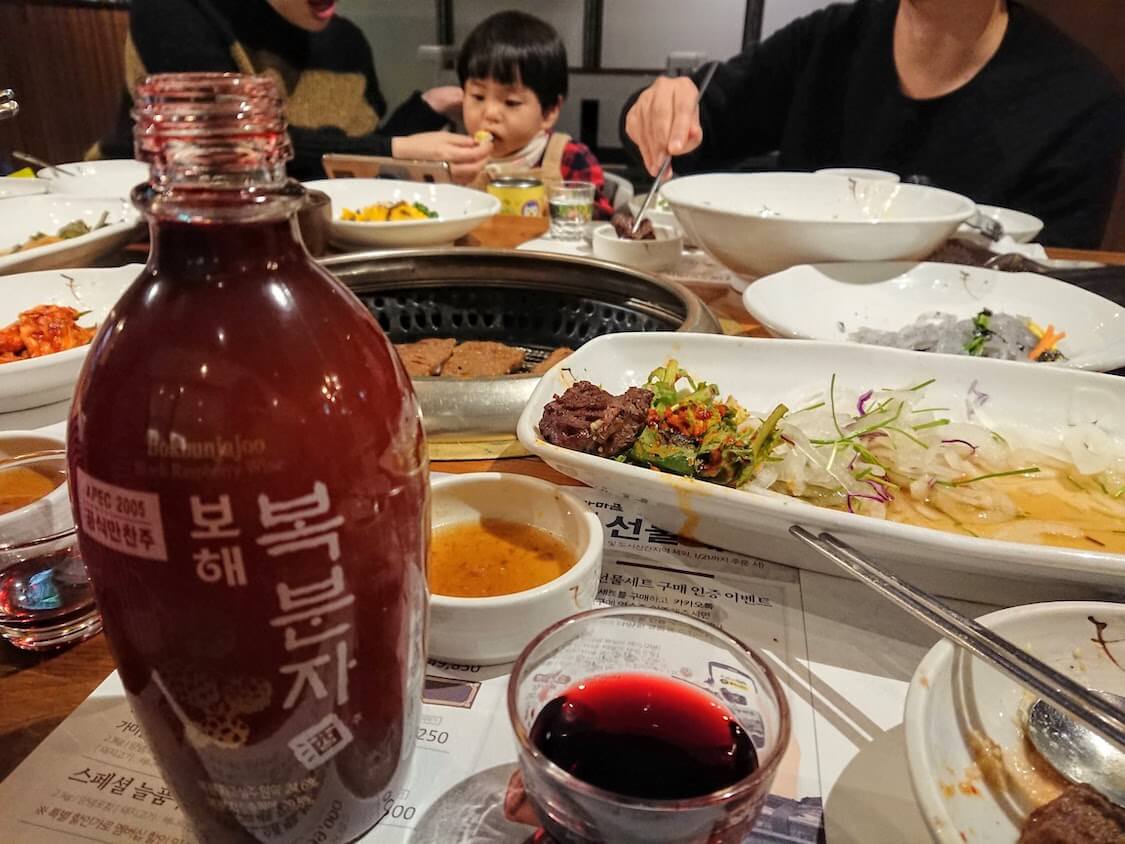 ソウルで韓国焼肉を堪能。少し高ヤンニョム牛肉カルビが人気。韓国のお酒と焼酎