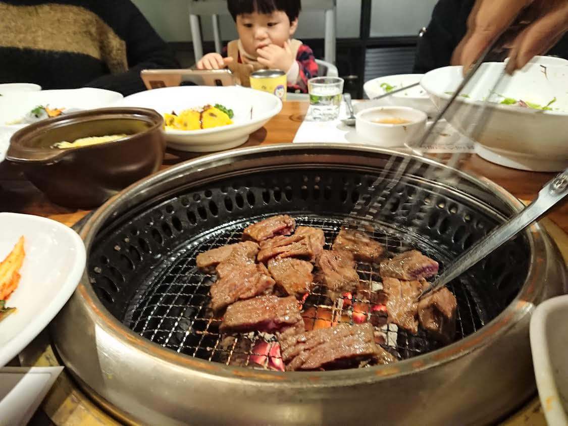 ソウルで韓国焼肉を堪能。ヤンニョム牛肉カルビが人気。お肉の焼き方、店員がやってくれる