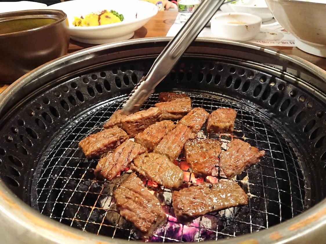 ソウルで韓国焼肉を堪能。ヤンニョム牛肉カルビが人気。お肉の焼き方、店員がやってくれる