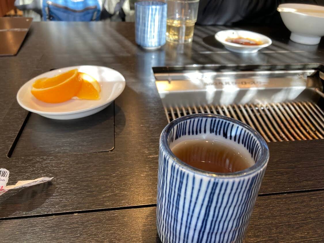 久米川の焼き肉人気店、八坂あらかわでランチ。お茶と果物
