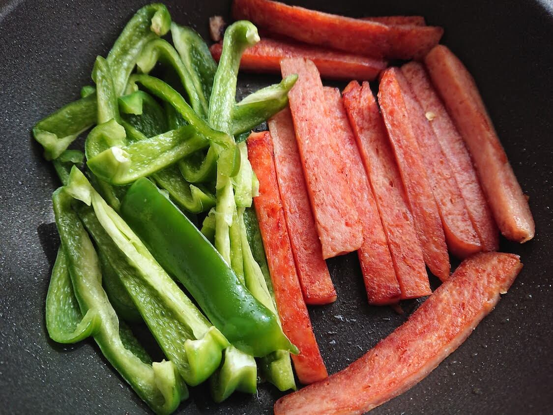 簡単！手巻きキンパのレシピ。具材の生野菜はピーマンやキュウリ