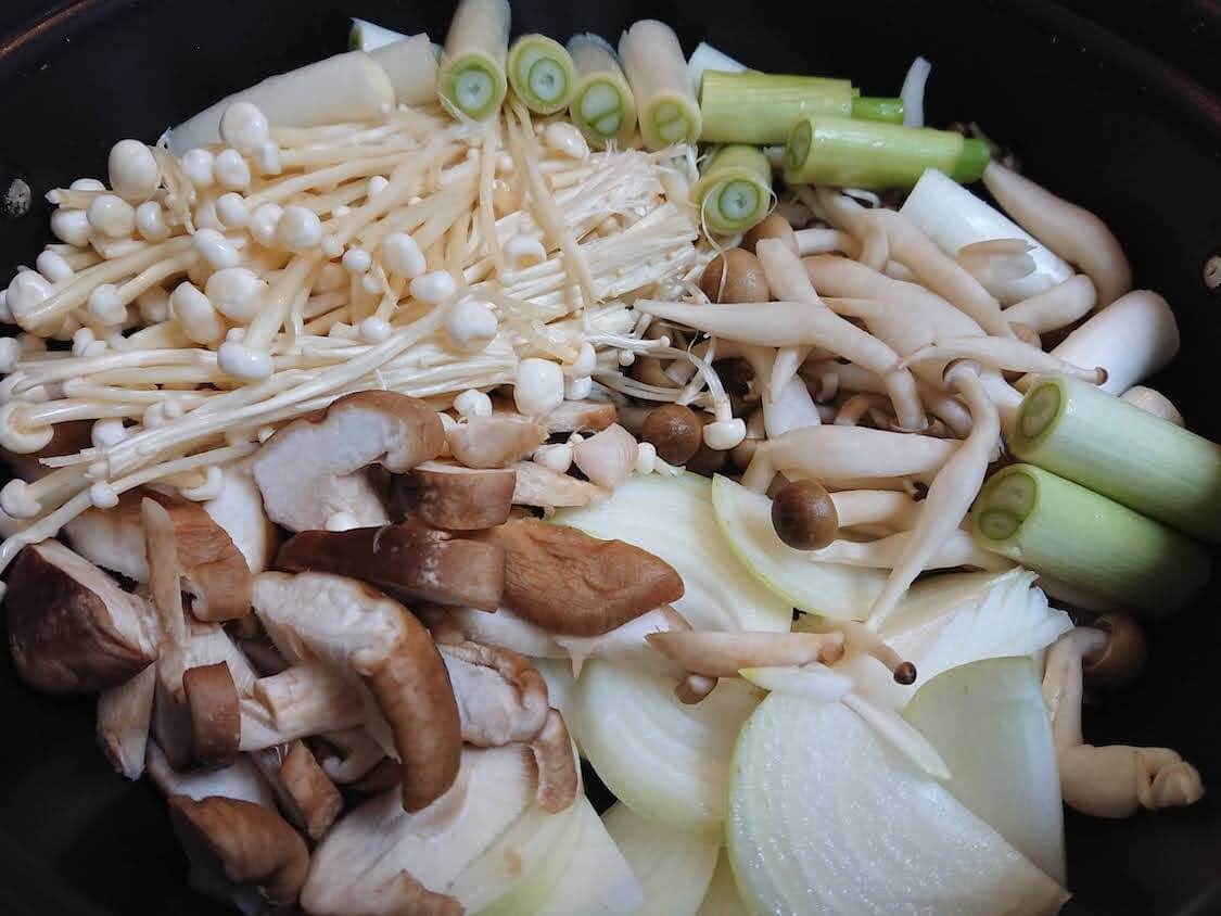 簡単！うま辛キムチ餃子鍋の作り方。具材と味付けの調味料を入れて煮込むだけ！