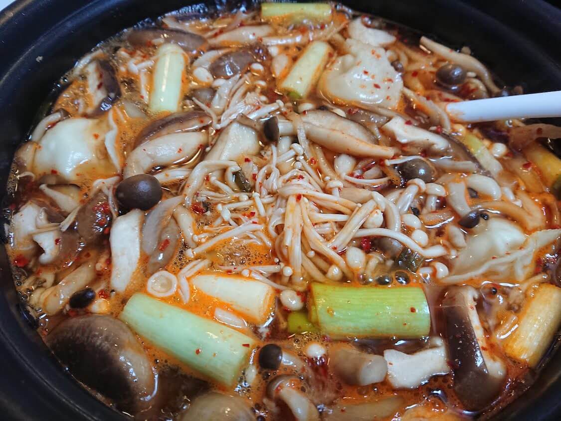 簡単！うま辛キムチ餃子鍋。韓国の人気レシピ ♪うどんや餅入りも