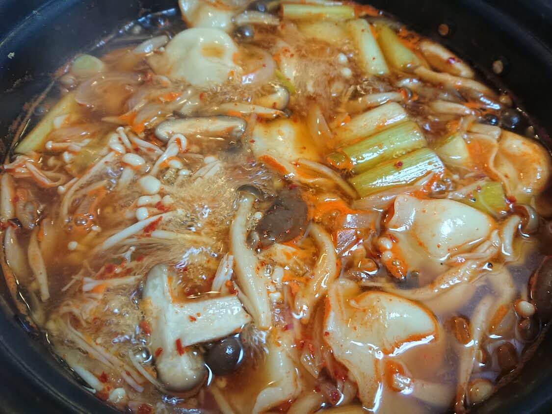 簡単！うま辛キムチ餃子鍋。韓国の人気レシピ ♪うどんや餅入りも