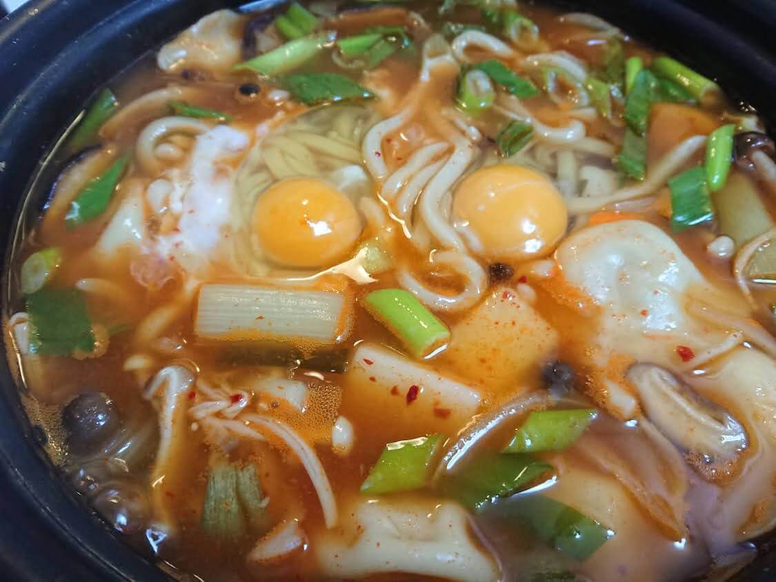 簡単！うま辛キムチ餃子鍋。韓国の人気レシピ＋三食ごはん ♪うどんや餅入りも