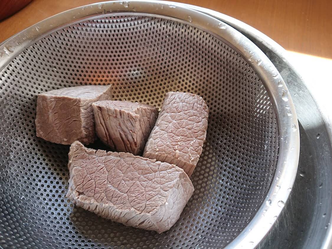 牛肉の醤油煮「チャンジョリム・장조림」の作り方。下茹で
