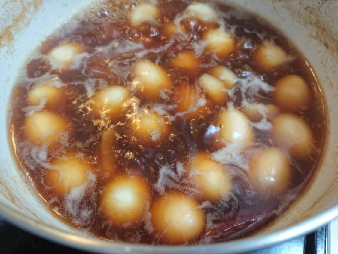 牛肉の醤油煮「チャンジョリム・장조림」の作り方。うずらのたまごを煮詰める