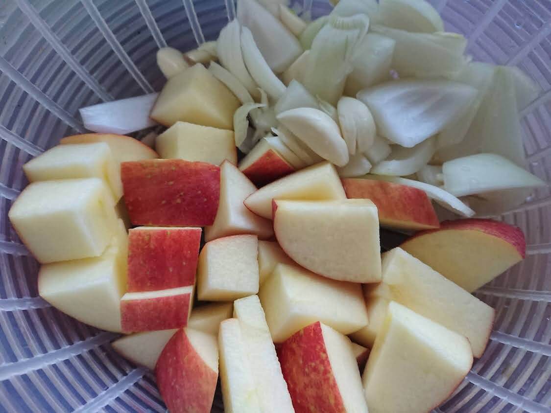 白菜キムチ「マッキムチ」の作り方。味付けのヤンニョム調味料、りんごと玉ねぎ