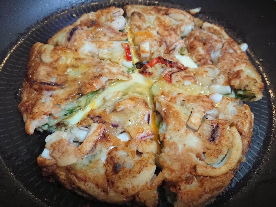 韓国料理屋さんの海鮮チヂミもフライパンで焼いて