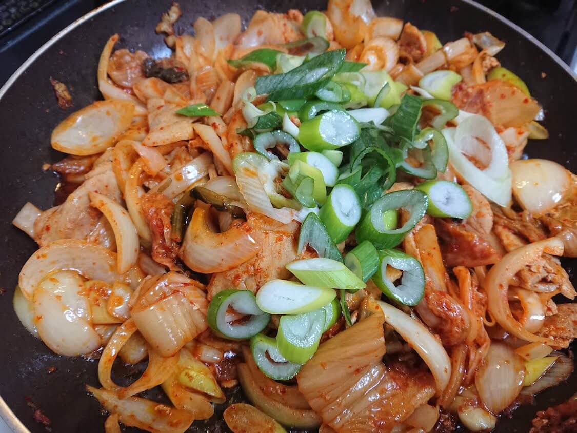 簡単！豚キムチ炒めの作り方。韓国の人気レシピ