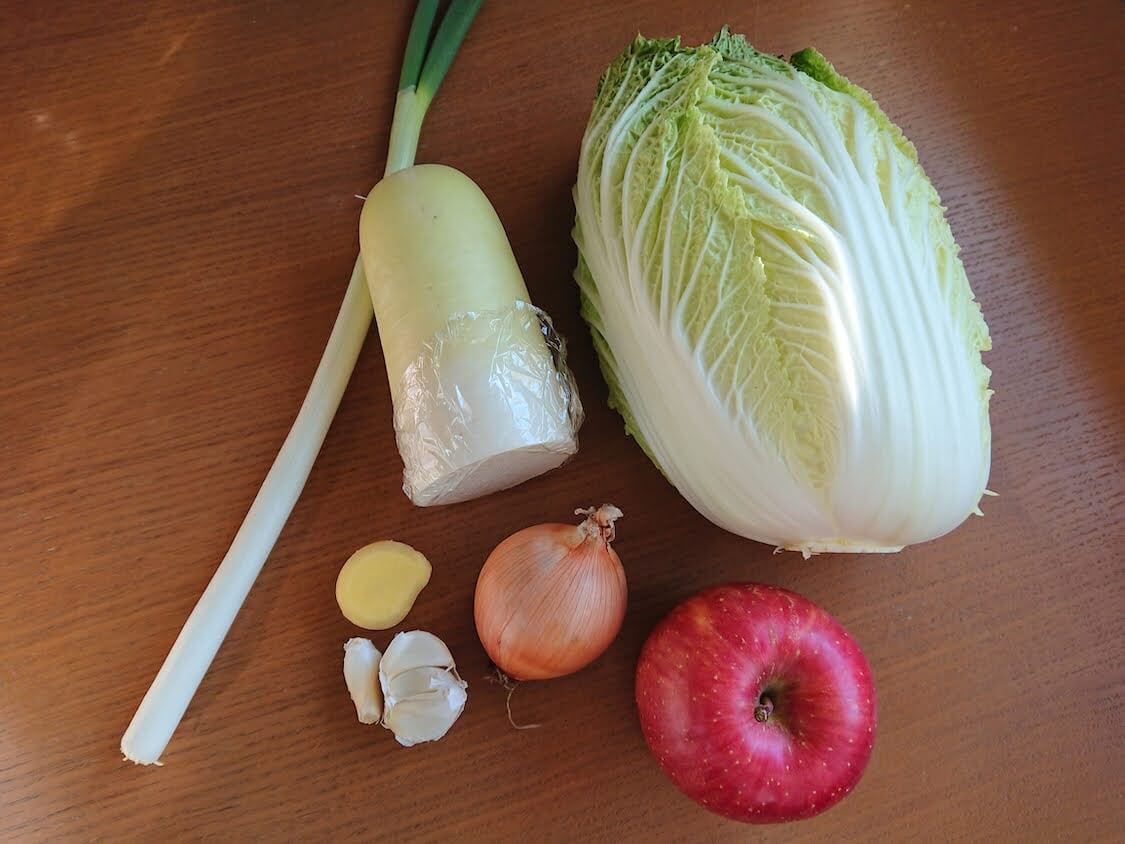 超簡単！水キムチの作り方。韓国の人気レシピ。材料の野菜と薬味