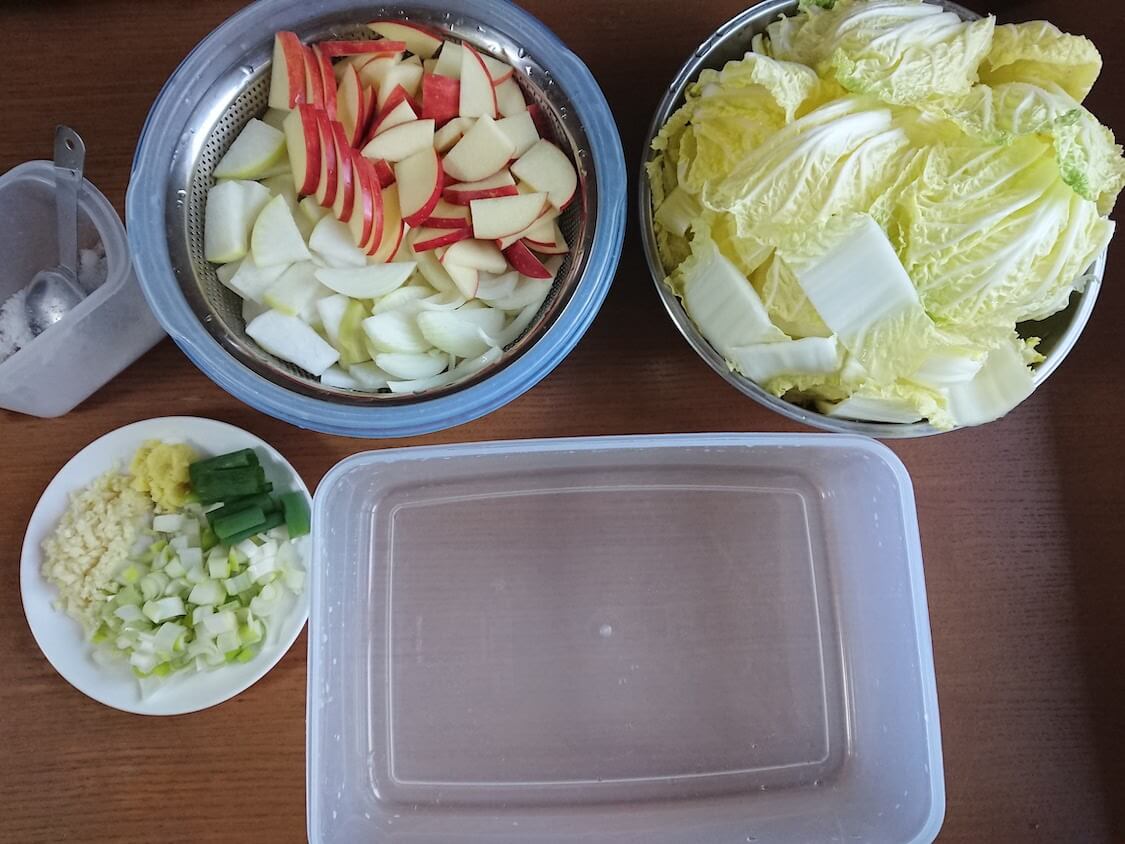 超簡単！水キムチの作り方。韓国の人気レシピ。容器に詰めるだけ！