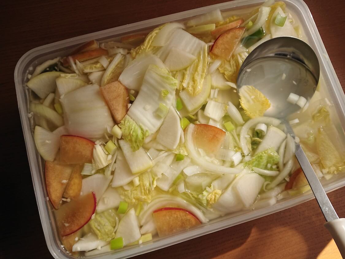 超簡単！水キムチの作り方。韓国の人気レシピ。熟成による変化、りんごの色