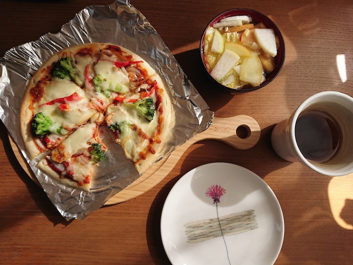 超簡単！水キムチの作り方。韓国の人気レシピ。活用と付け合わせの料理、ピザ