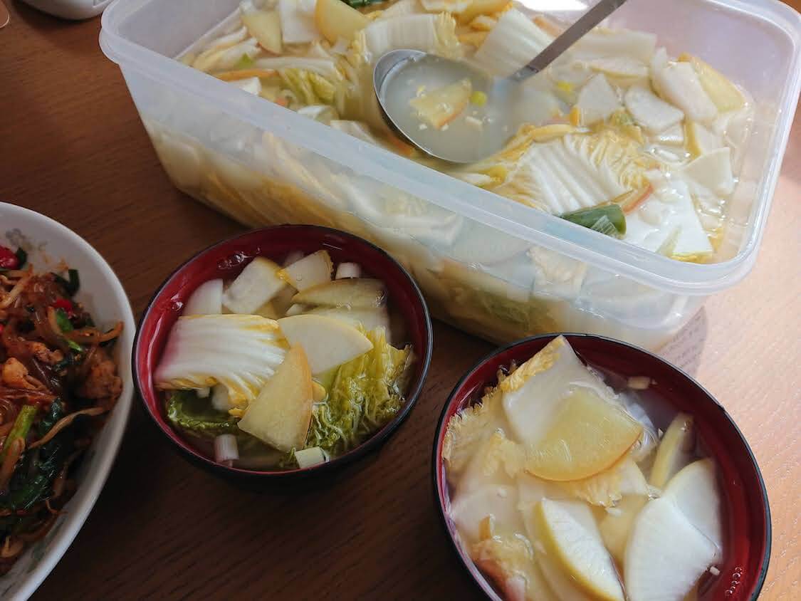 超簡単！水キムチの作り方。韓国の人気レシピ★塩水を入れるだけで乳酸菌↑↑