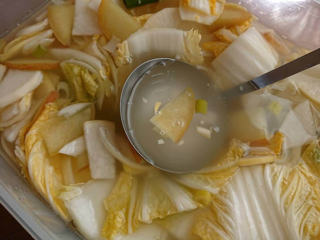 超簡単！水キムチの作り方。韓国の人気レシピ★塩水を入れるだけで乳酸菌↑↑