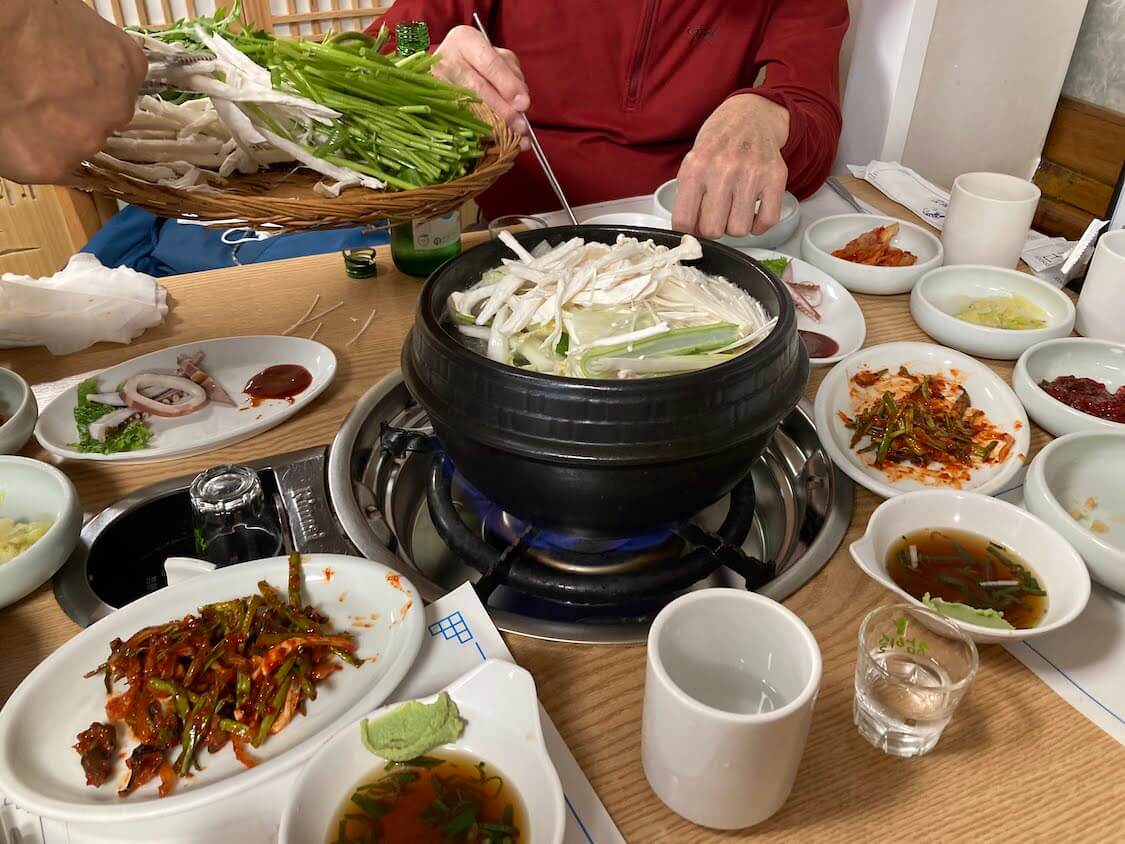韓国で食べたふぐ料理と〆のおじや。ソウル麻浦の人気店で。鍋にはセリや春菊、キノコなど野菜たっぷり