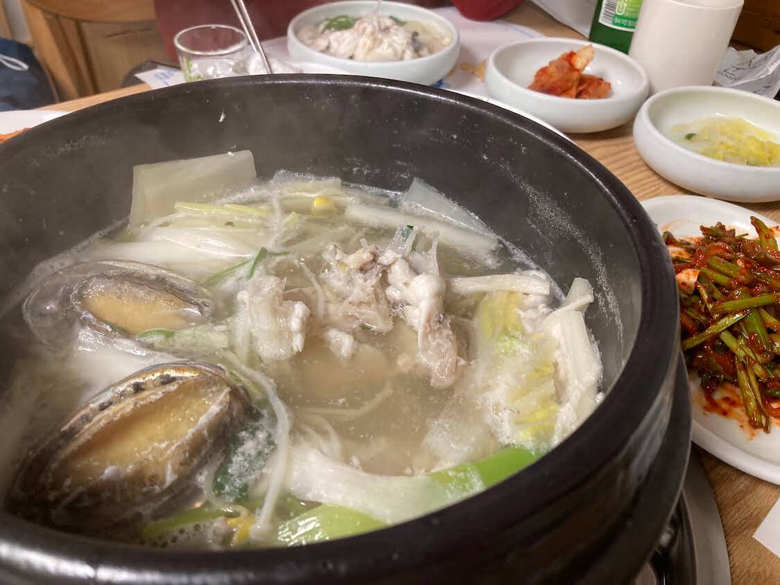 韓国で食べたふぐ料理と〆のおじや。ソウル麻浦の人気店で。ふぐの身とアワビなど