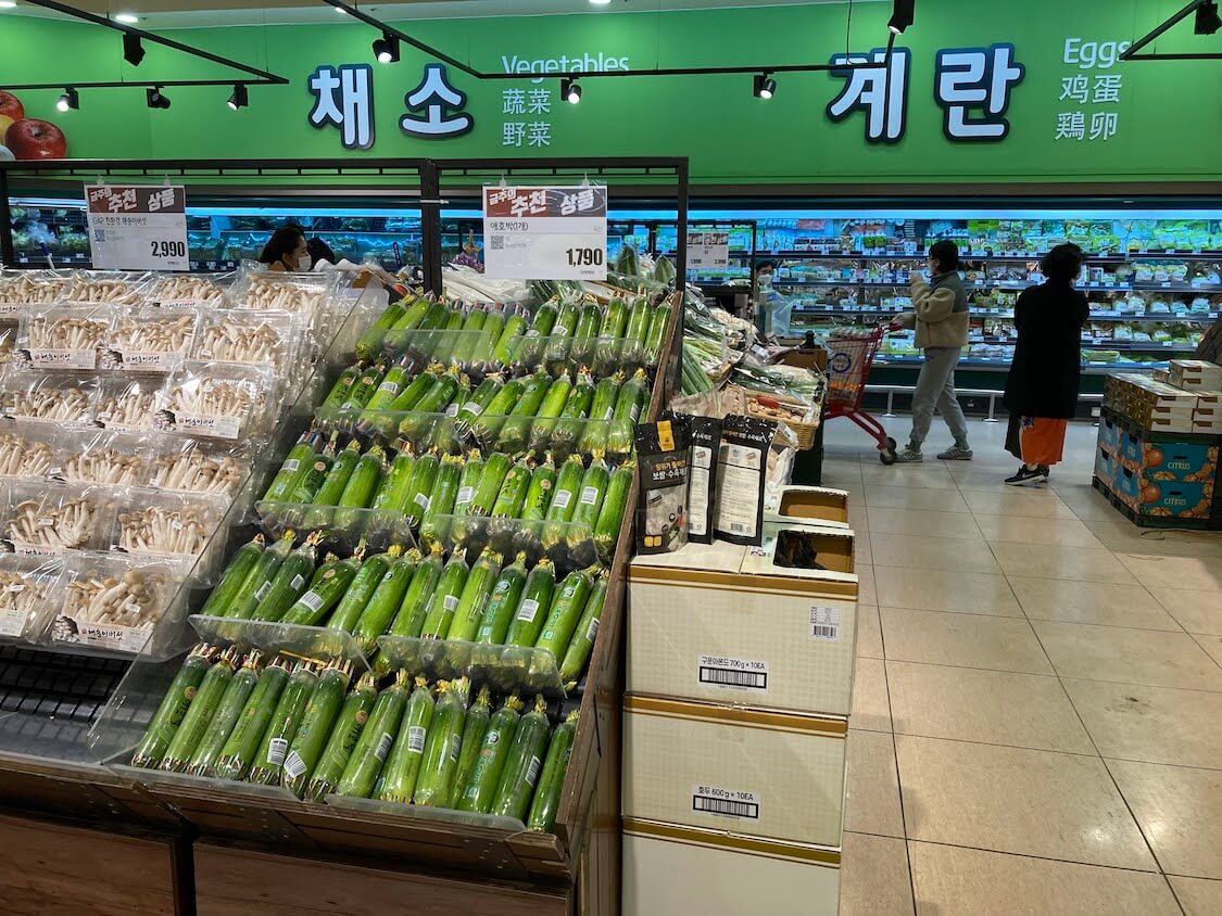 食事後。ソウル駅ロッテマートで買い物。野菜コーナー