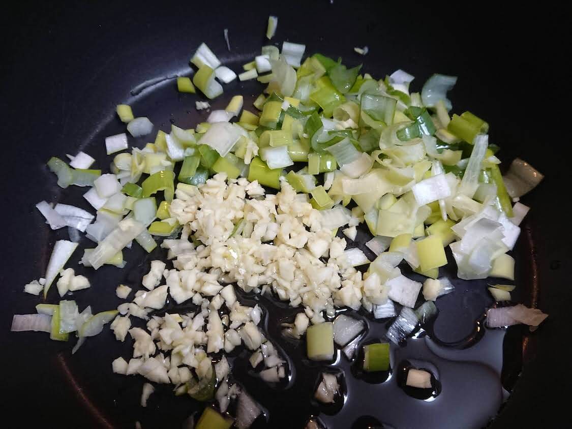 サバ缶でお手軽キムチチャーハンの作り方。野菜を炒める