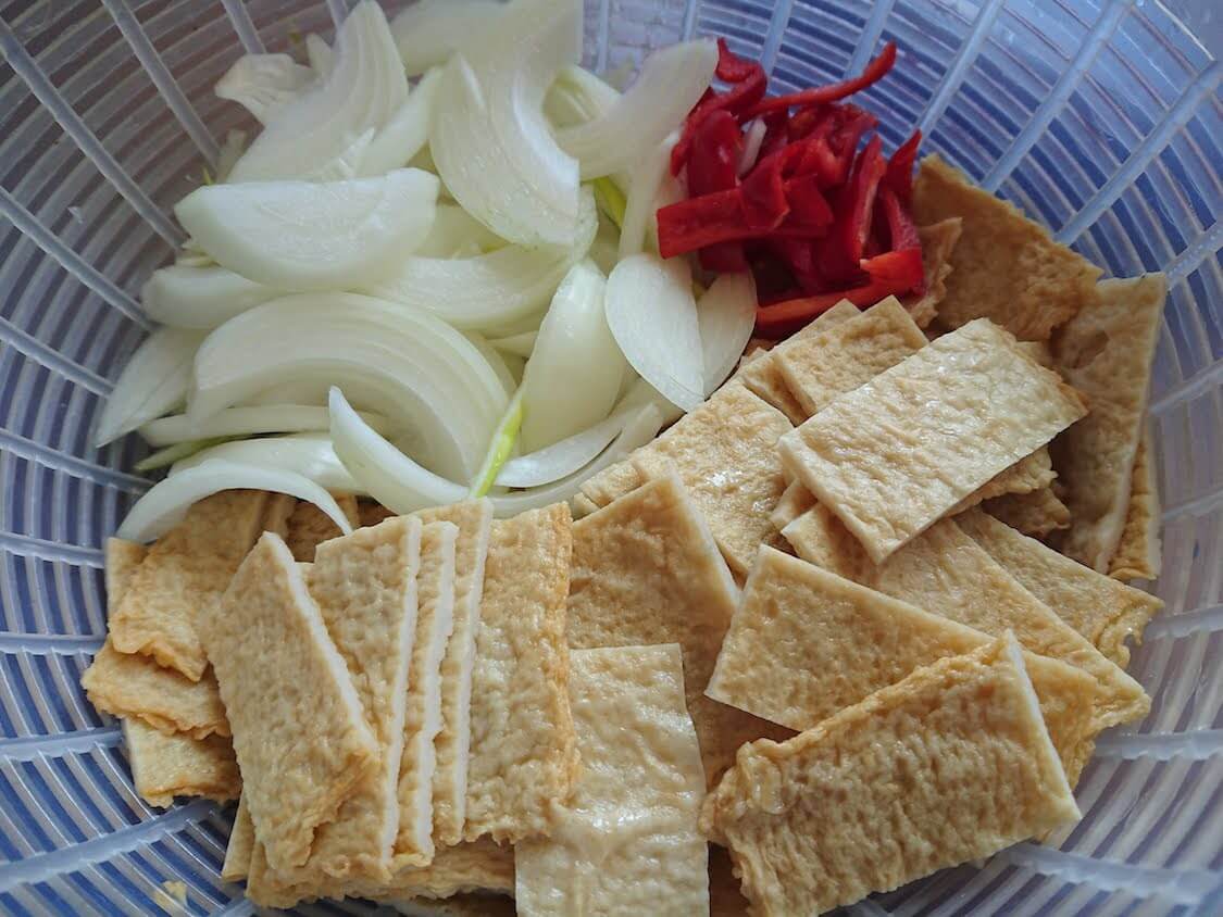 韓国おでんの甘辛炒め「オムクポックム」の作り方。野菜とさつま揚げを切る