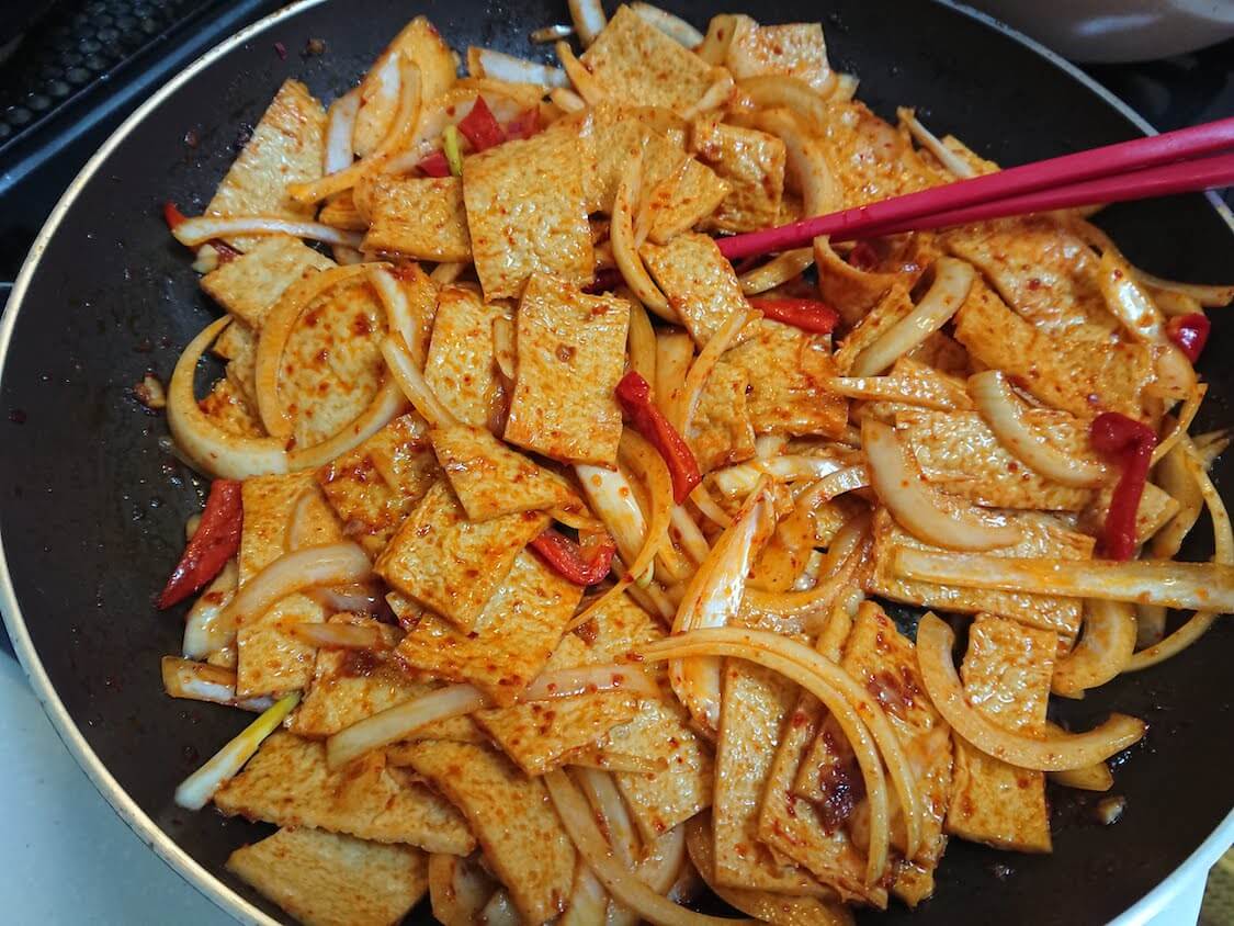 韓国おでんの甘辛炒め「オムクポックム」の作り方。野菜とさつま揚げを炒める