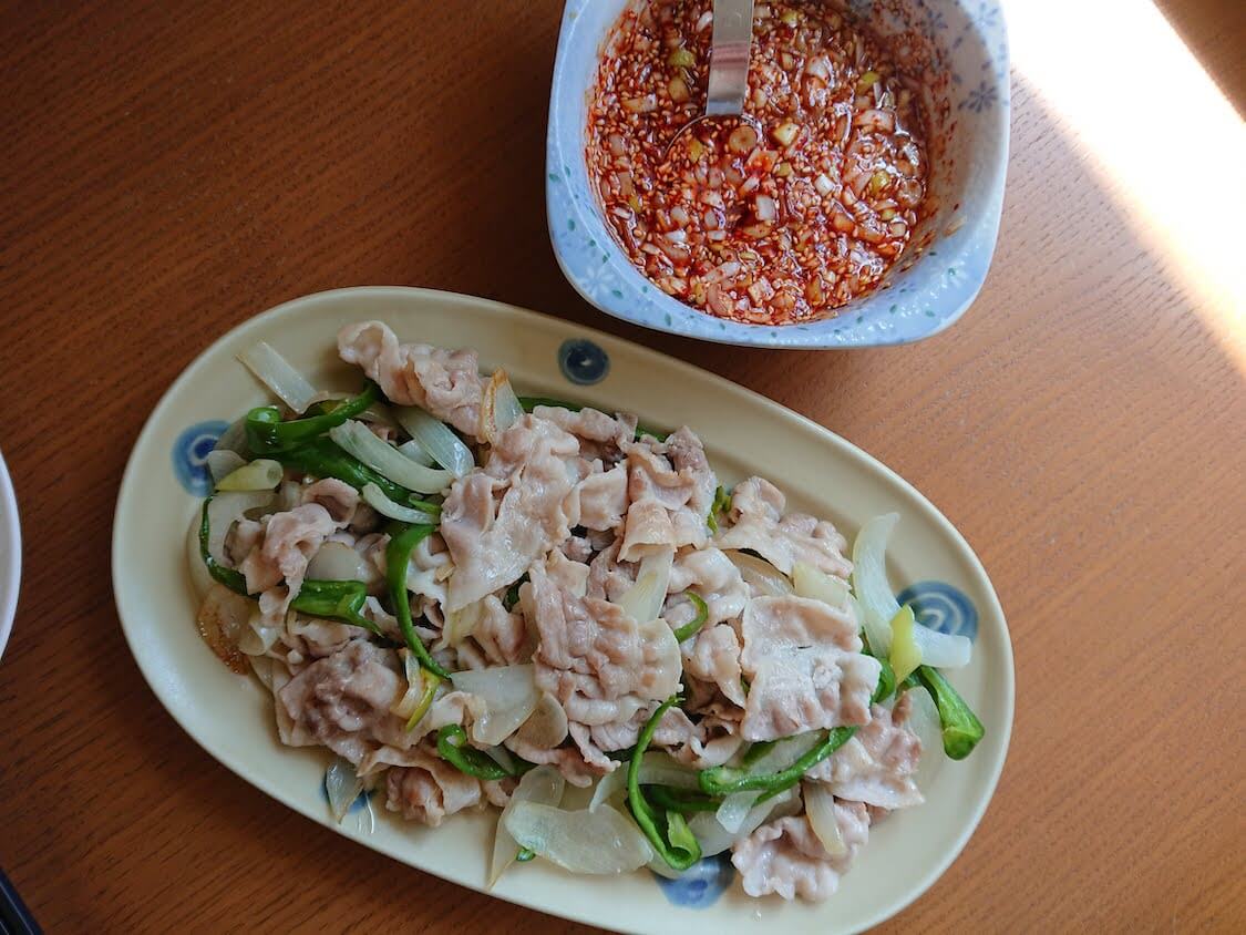 簡単レシピ！焼くだけ豚肉の醤油ヤンニョムジャンかけ。さっぱりピリ辛の韓国薬味だれ