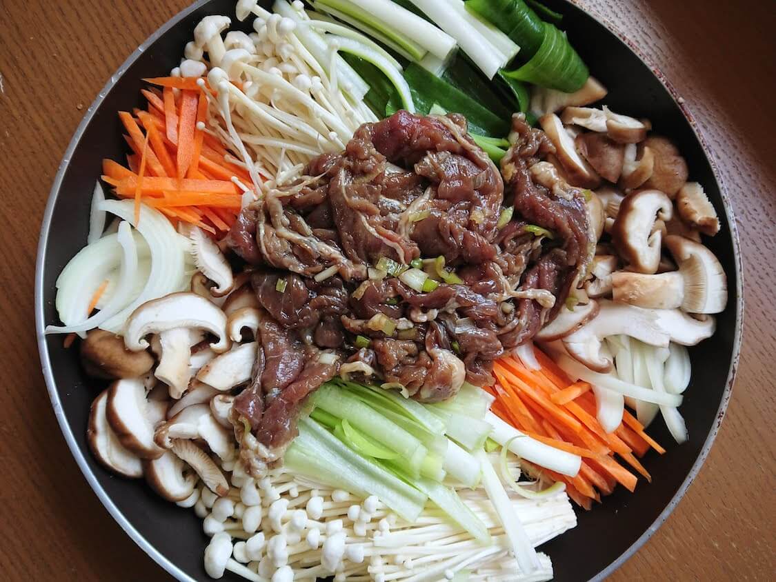 プルコギジョンゴル鍋！韓国の人気レシピ。汁だくプルコギに、野菜キノコ春雨
