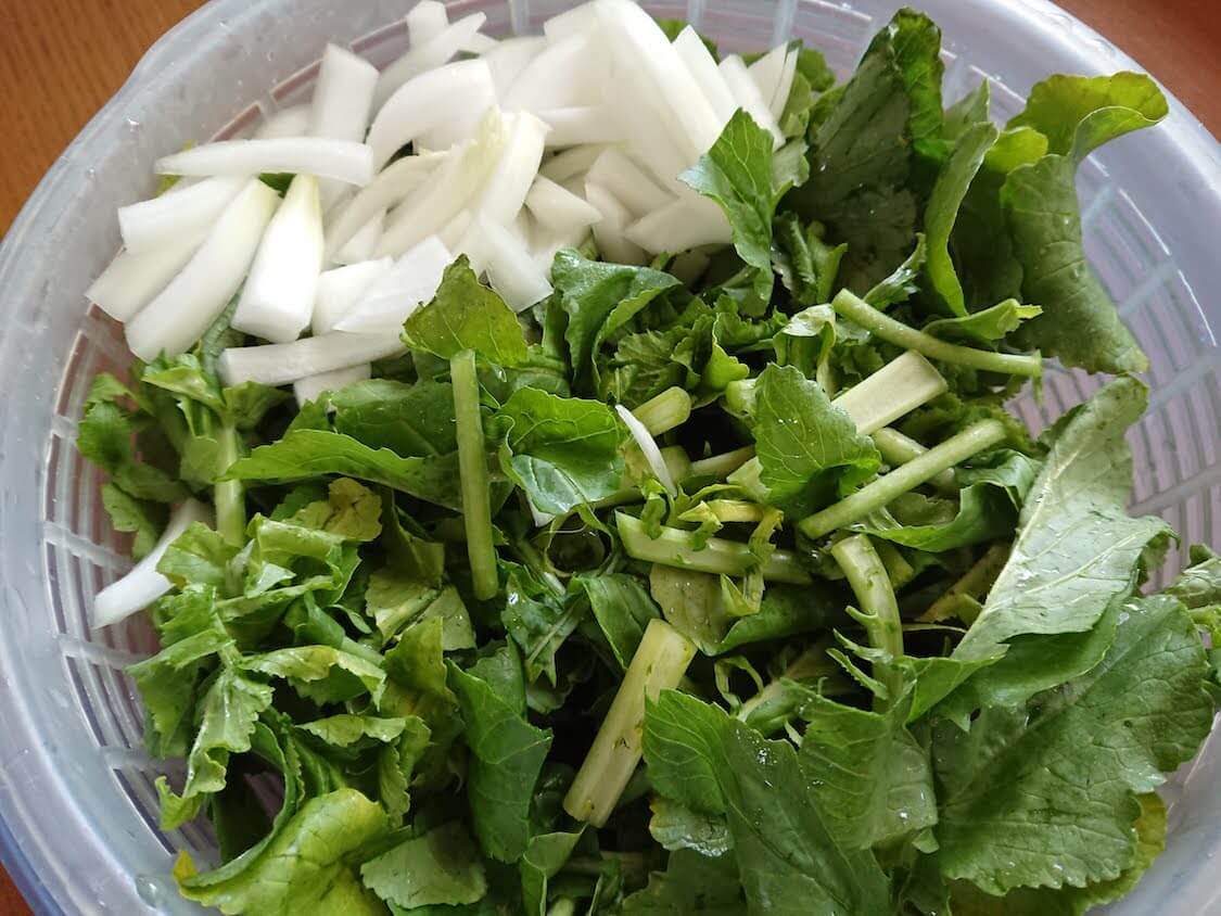 大根の葉炒めナムルの作り方＋韓国レシピ。野菜を切る