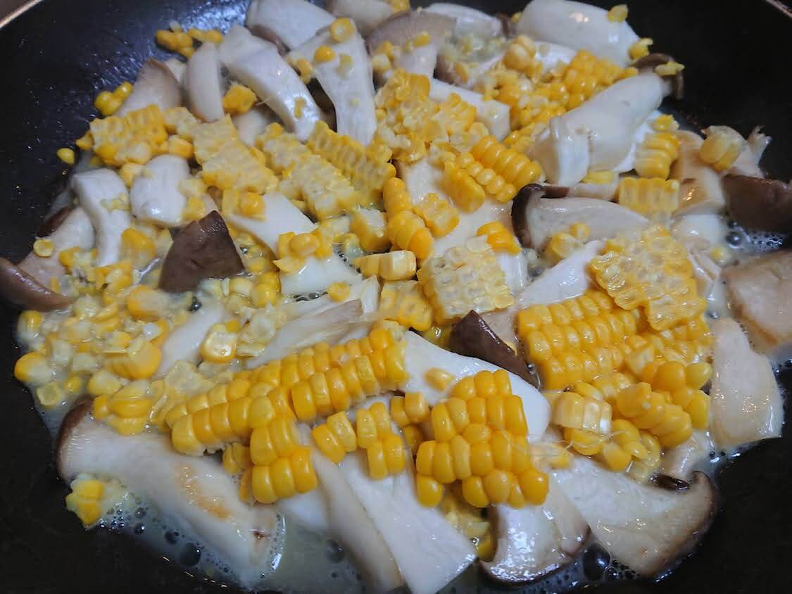 トウモロコシとエリンギのチーズ炒め