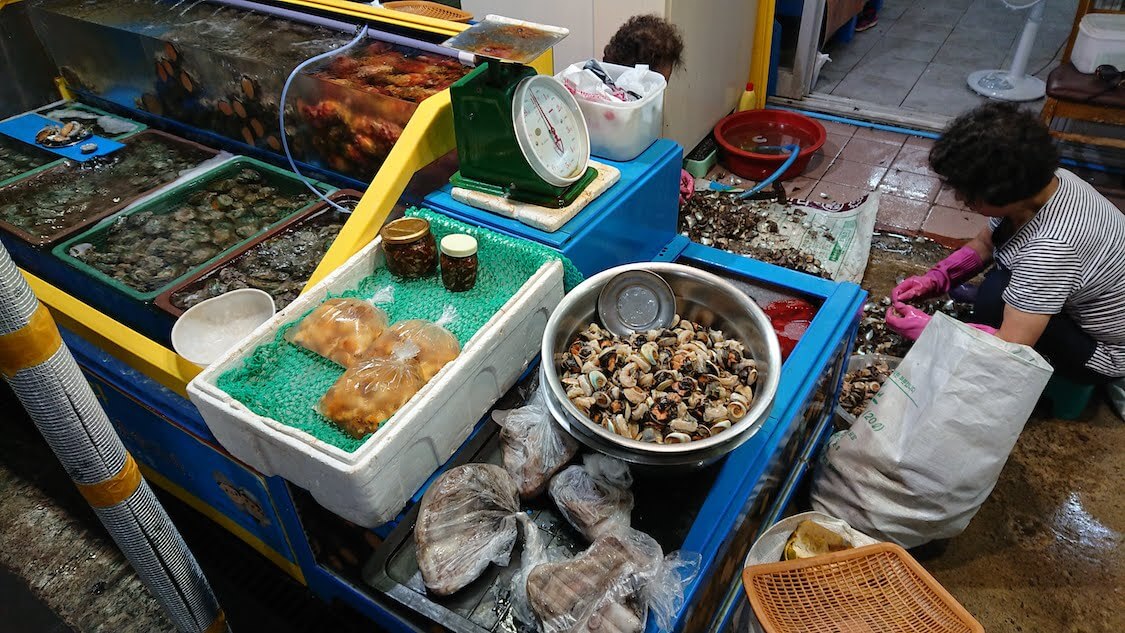 【チェジュ島旅⑤】賑やか！西帰浦毎日オルレ市場。買い物とグルメ。人気の海鮮、貝