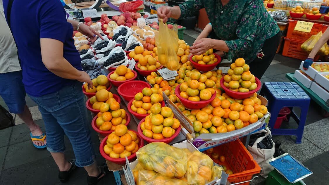 【チェジュ島旅⑤】賑やか！西帰浦毎日オルレ市場。買い物とグルメ、風景、野菜と果物みかん