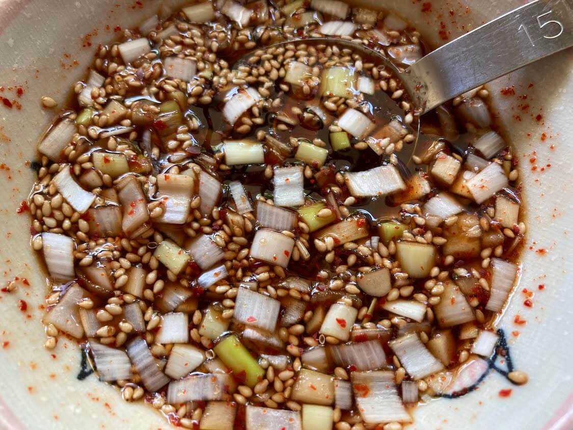 なすとズッキーニのチヂミ！ピリ辛醤油だれ（ヤンニョムジャン）の作り方。調味料と薬味のネギ