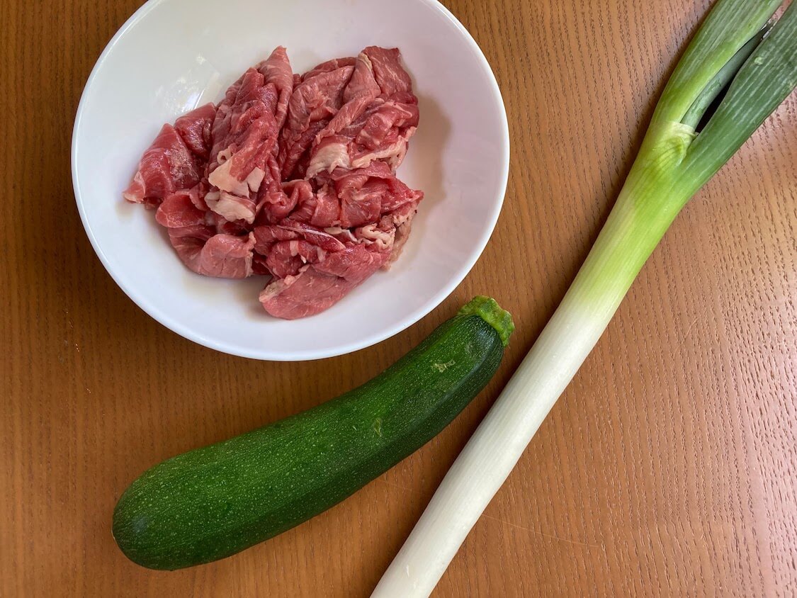 夏のプルコギ！ズッキーニとヤンニョム牛肉炒めレシピ。材料、野菜と牛肉
