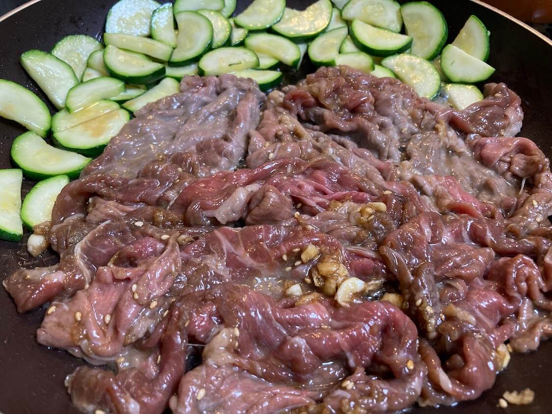 ズッキーニとヤンニョム牛肉炒めレシピ。野菜と牛肉の炒め方
