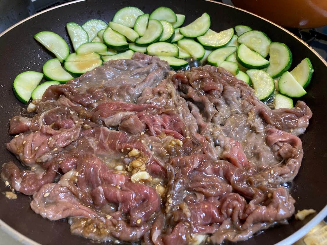 ズッキーニとヤンニョム牛肉炒めレシピ。野菜と牛肉の炒め方