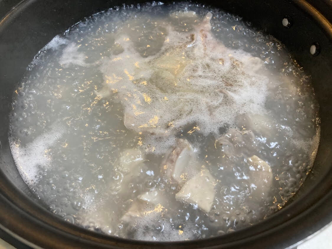 ホルモンの旨辛味噌炒めの作り方。モツの下茹でと下処理
