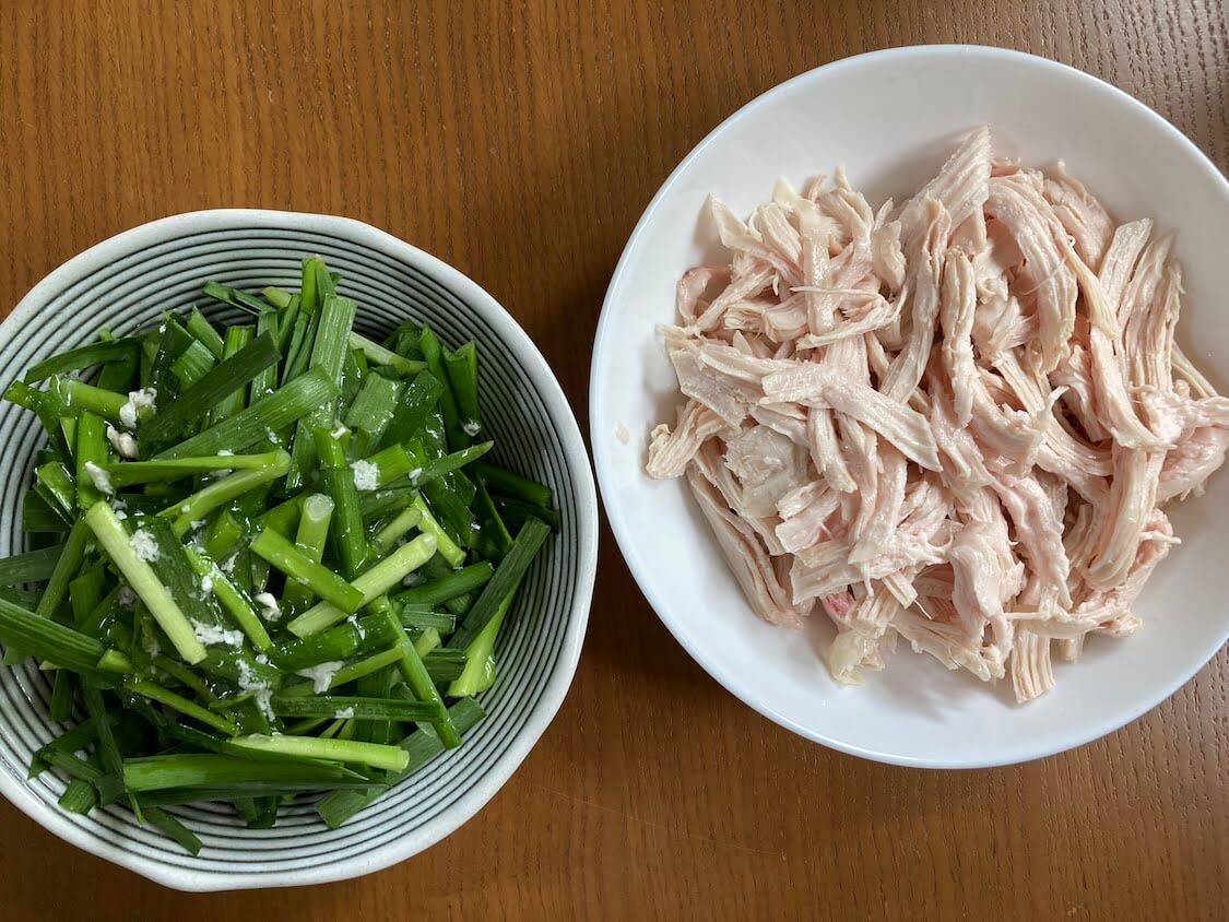 彩り野菜と蒸し鶏の韓国冷菜レシピ。レンチン胸肉で