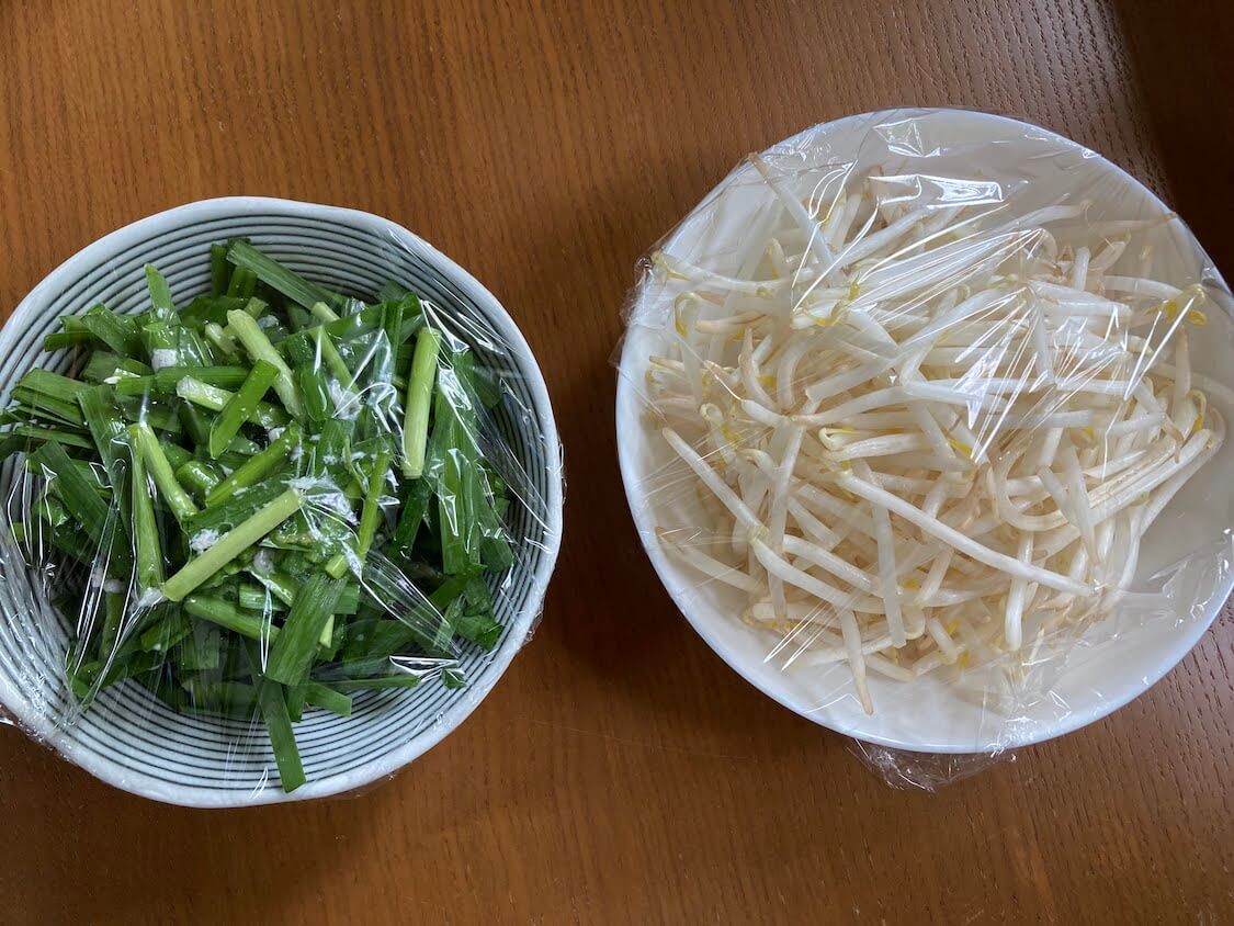 彩り野菜と蒸し鶏の韓国冷菜レシピ。レンジでもやし