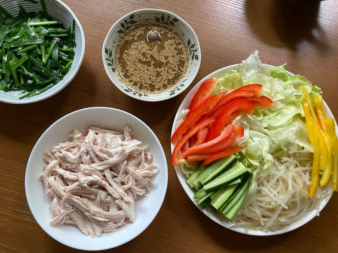彩り野菜と蒸し鶏の韓国冷菜レシピ。万能辛子ソース★胸肉でダイエットサラダもOK