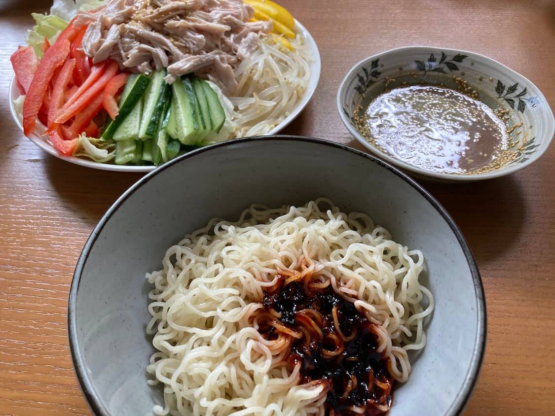彩り野菜と蒸し鶏の韓国冷菜レシピ。献立