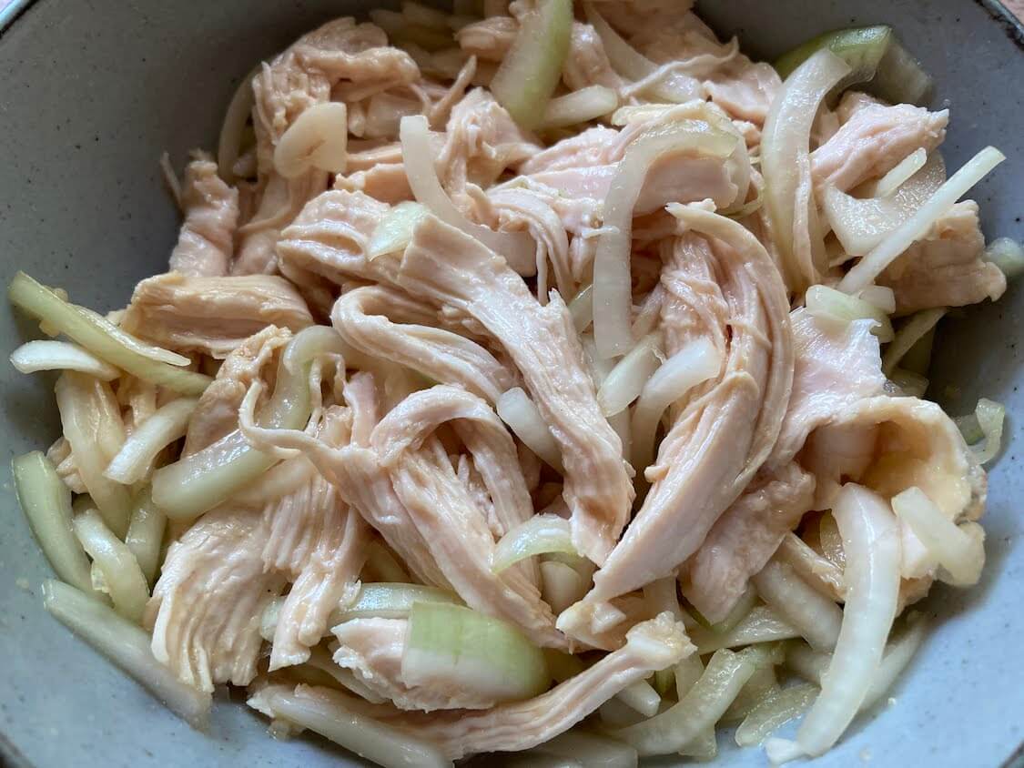 鶏むね肉の辛子酢和えレシピ。韓国の人気タレで！作り置き副菜・ダイエットおつまみ