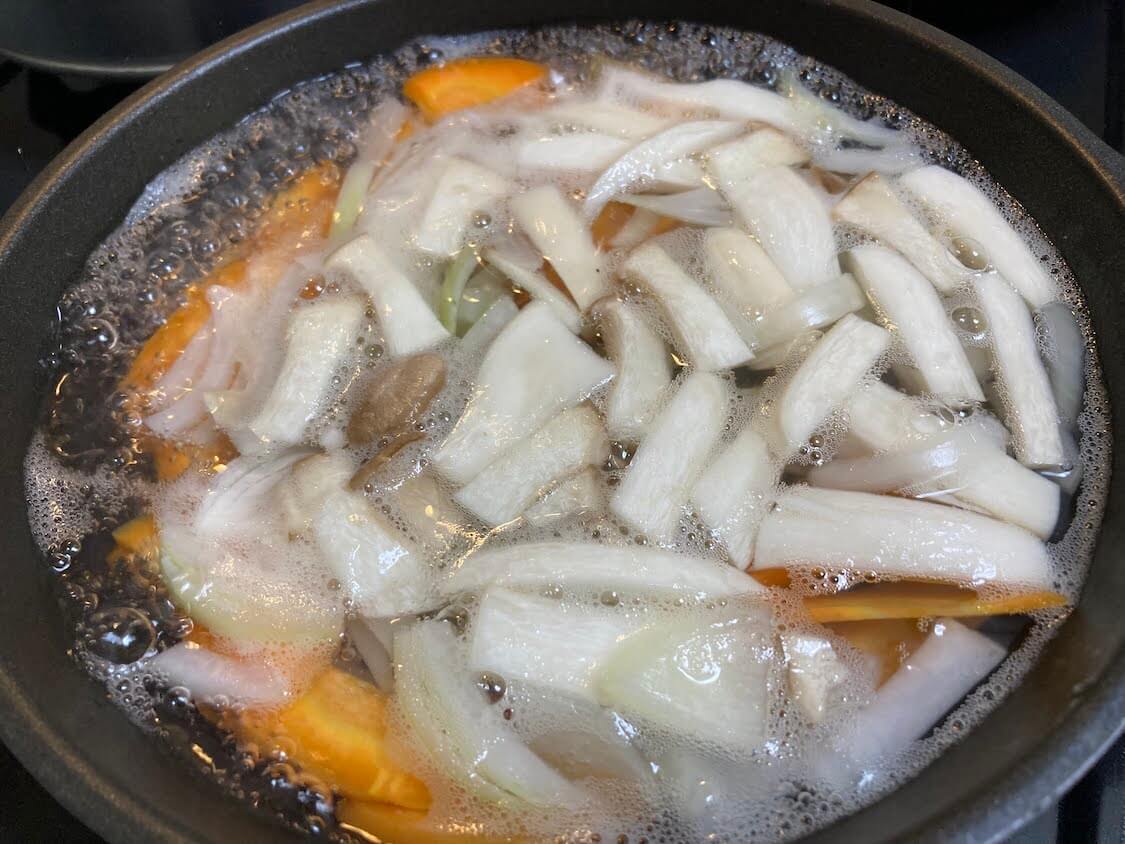 鶏むね肉の辛子酢和えレシピ。付け合わせの料理はコロッケの煮込み