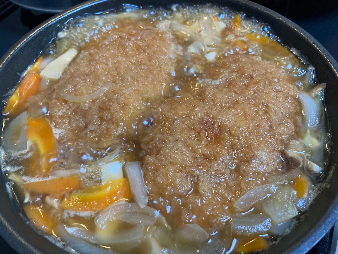 鶏むね肉の辛子酢和えレシピ。付け合わせの料理はコロッケの煮込み